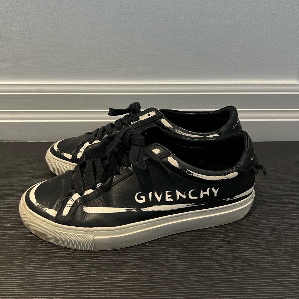 Givenchy Black/White leather low top sneakers